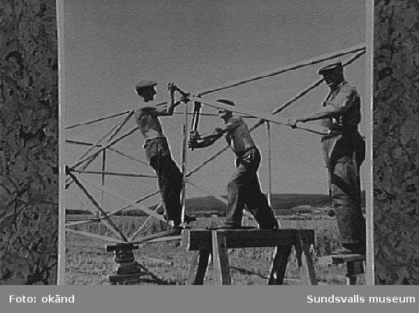 Resning av den provisoriska fackverksmasten vid rundradiostationen i Ljustadalen, 1948.