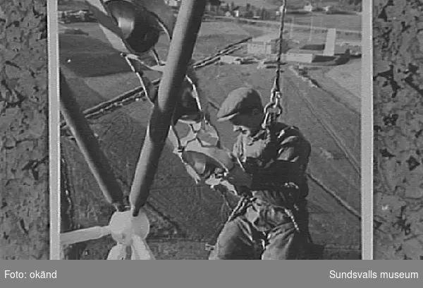 Resning av den provisoriska fackverksmasten vid rundradiostationen i Ljustadalen, 1948.