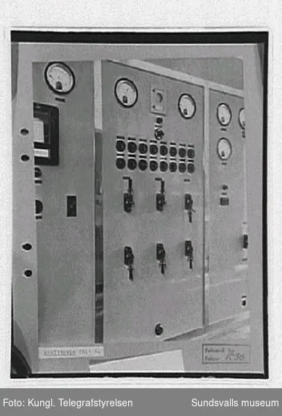 Interiör från radiosändaren, krafttavla för fält 6, rundradiostationen i Ljustadalen, 1949.Negativet skarpare.