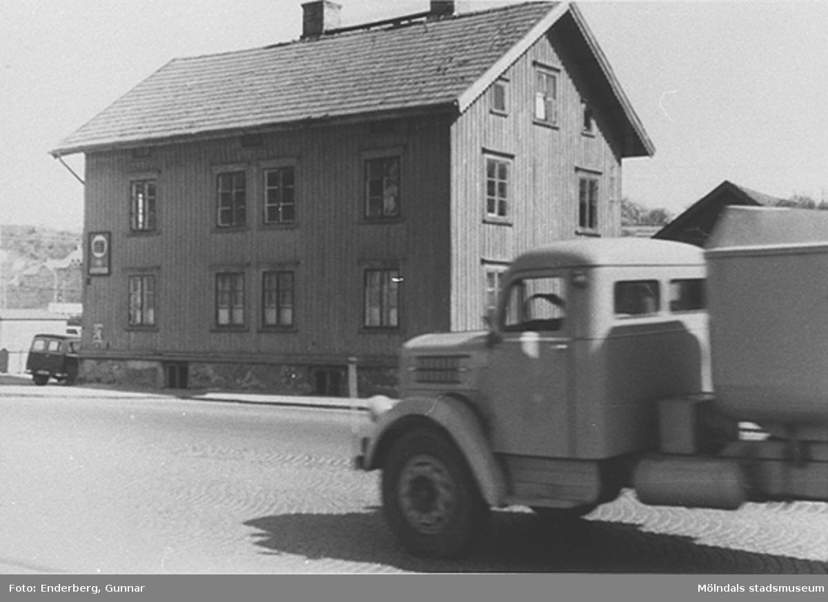 Kungsbackavägen 13, som revs 1962. I detta hus fanns Bröderna Karlssons rörledningsfirma och tidigare A. Niklasson charkuteri.