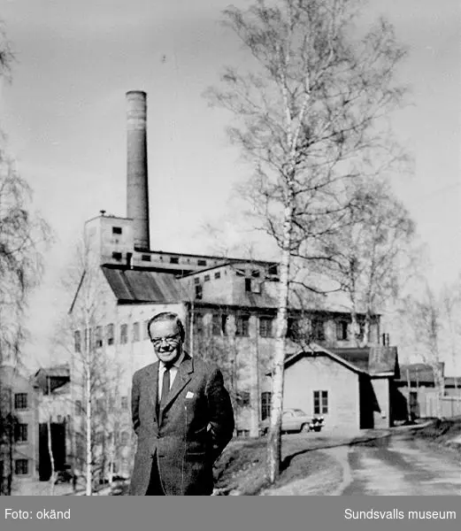 Överingenjör Fritz Bolin på planen framför cellulosafabrikens kontor i Nensjö