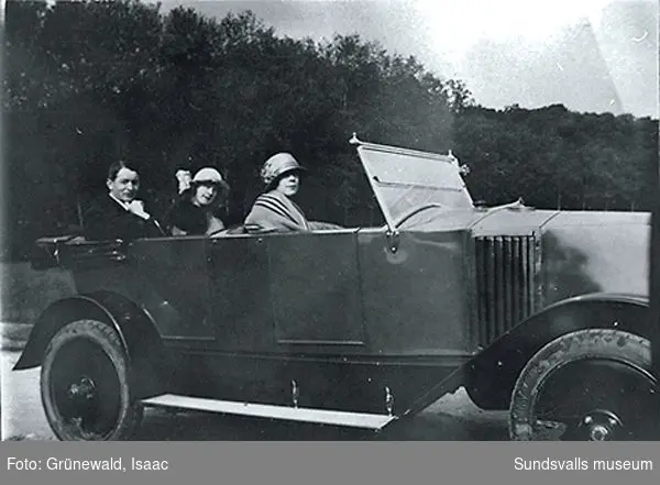Sigrid Hjertén med svenska vänner i familjen Hjertén/Grünewalds första bil, en Renault, 1925.