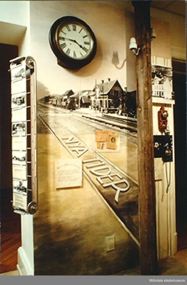 Olas stuga, Lindome snickeriet, 30-tals köket och korridor. Var en del av Mölndals museums basutställning t.o.m år 2001.