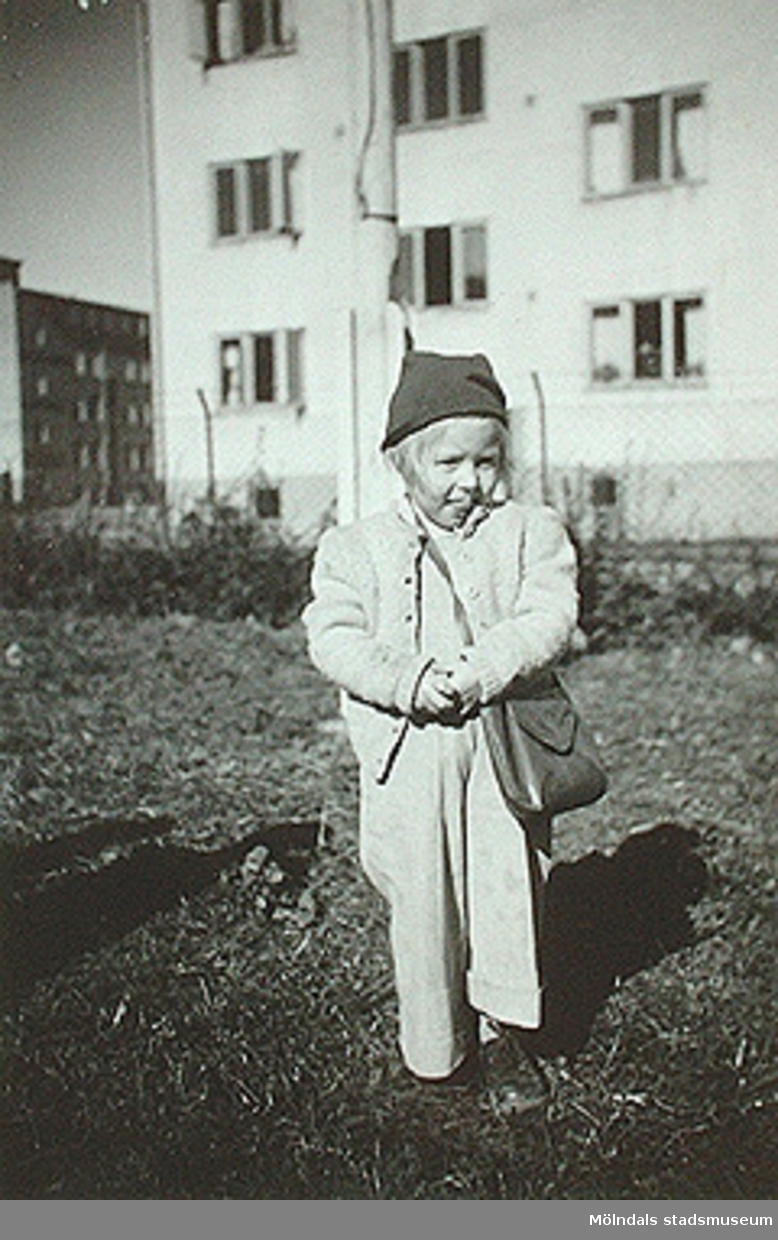 "Små barn kan äta på många vis men Yvonne hon får första pris."
Fotot sitter i albumet (invnr: 03395) "Krokslätts daghem, Dalhemsgatan 7, Mölndal.
2 juni 1948 - 30 sept 1951"

illustrerat av Ruth Karlsson.