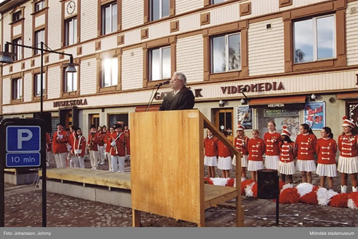 Gamla torget i Mölndal den 22:a november 2001. Bengt Odlöw talar vid invigning efter omläggning och stenläggning av torget.