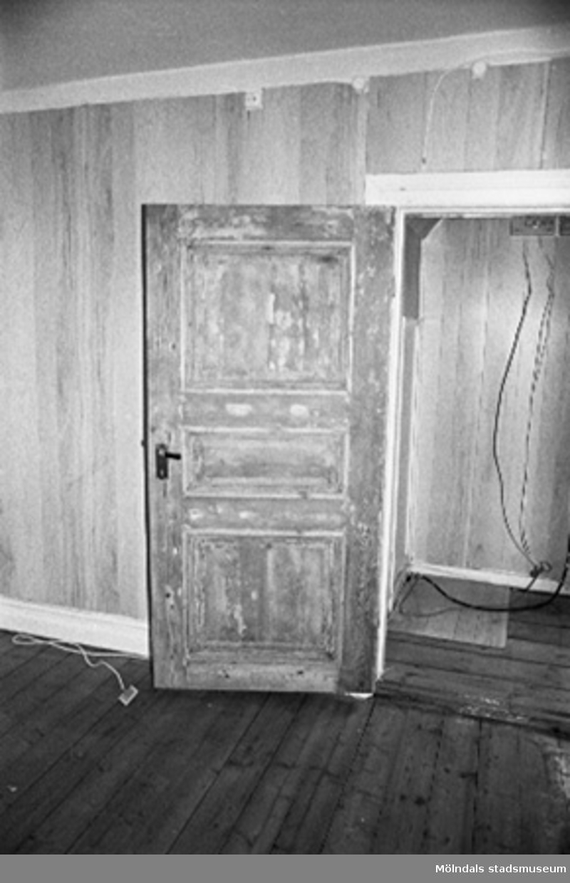 Kvarnfallet 31 i Grevedämmet, hösten 1994. Interiör från övervåningen i Röda huset, G-3. En av husets flertaliga spegeldörrar under renovering. Dörrkonstruktionen har hopfogats med träplugg.