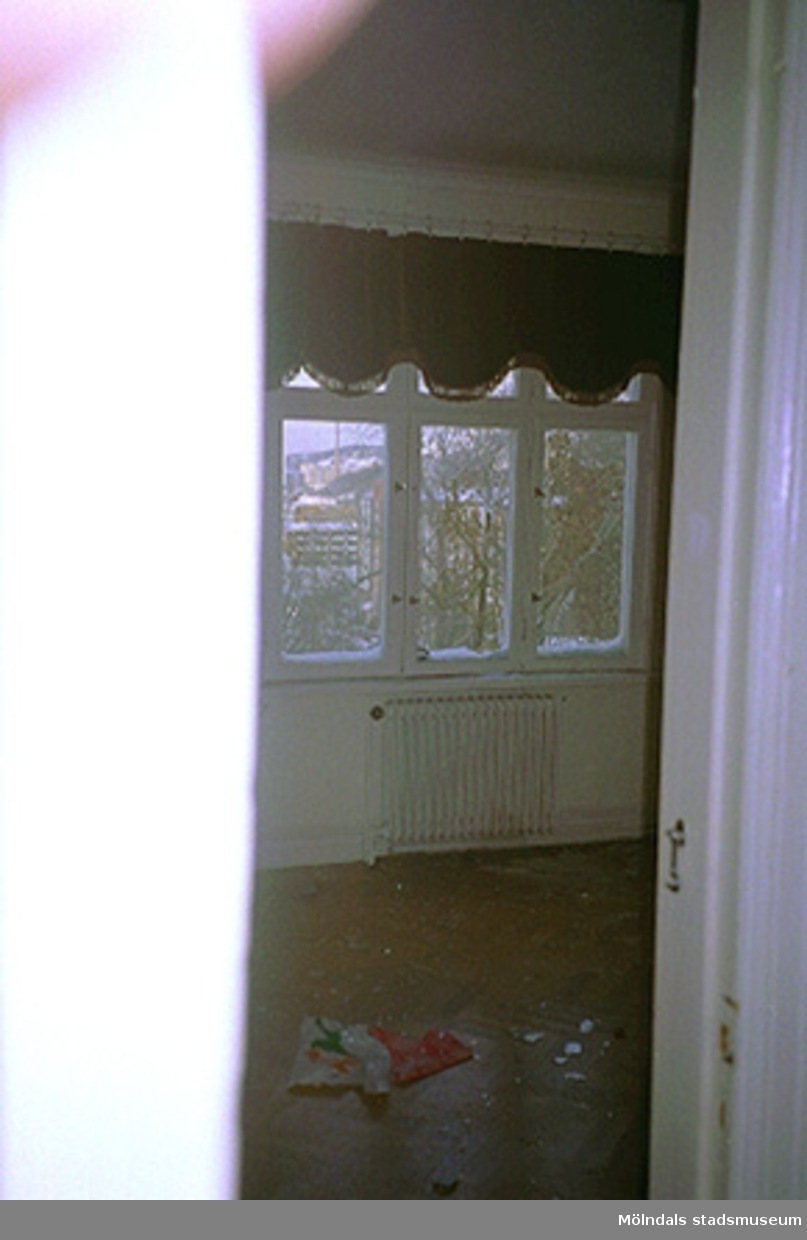 Tre fönster med utsikt samt ett element i Villa Solbacken i Krokslätt, januari 1995.