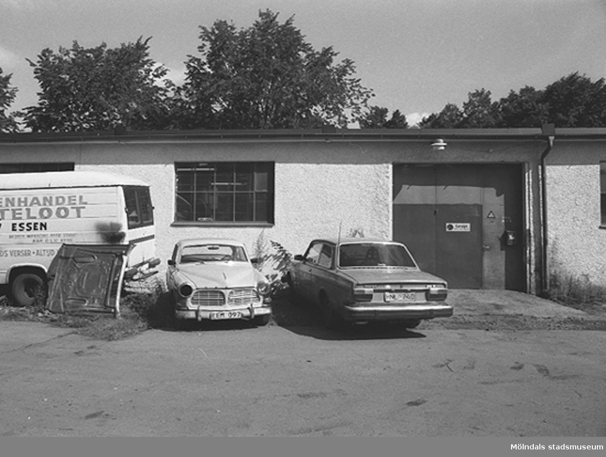Garageinfart med bilar utanför, hösten 1994. Före detta spinneriet Bettyholm/Carlsfors/Forsåkers fabriker "övre".