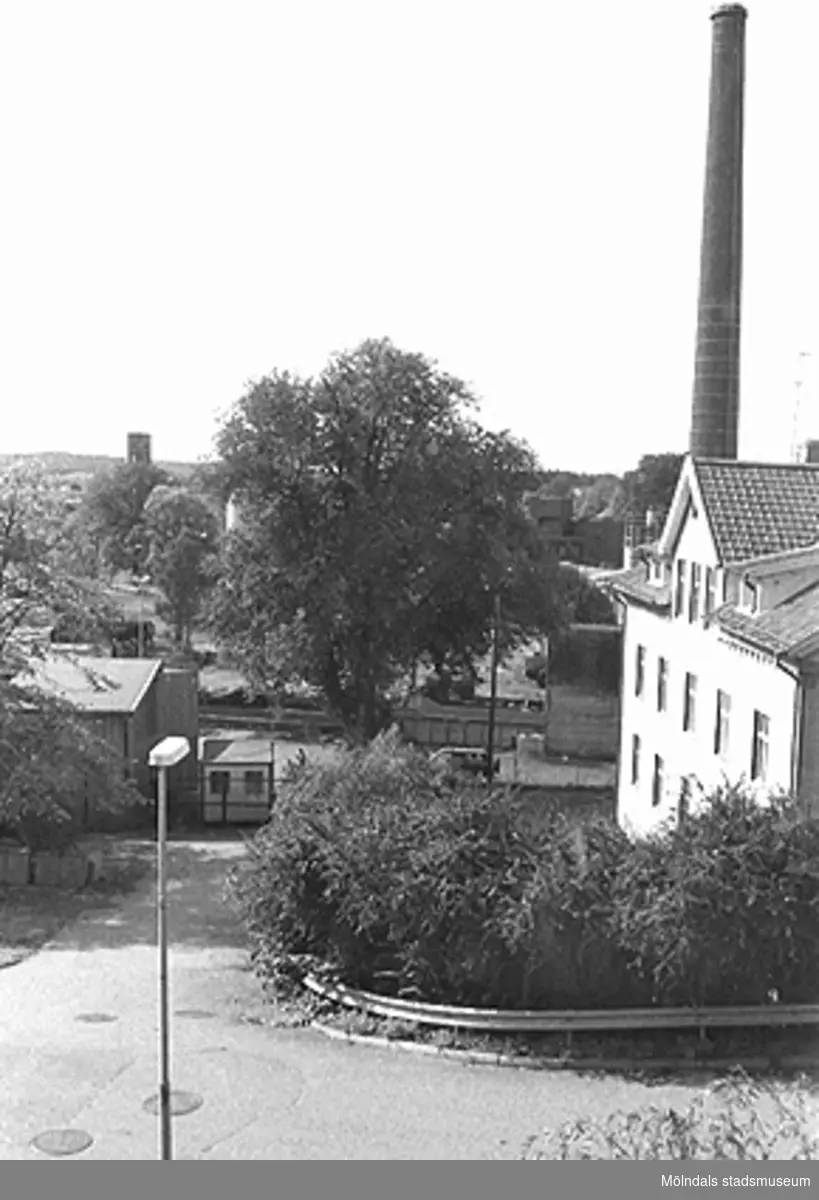 Fabriksbyggnad/bostadshus med fyra lägenheter på Norra Forsåkersgatan 2E (tidigare Forsåkersgatan). Okänt årtal.