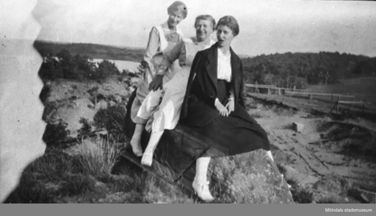 Tre sköterskor från Stretereds skolhem, sitter ovanför sandtaget vid Stretered, 1920-tal. Tulebosjön skymtar i bakgrunden.
