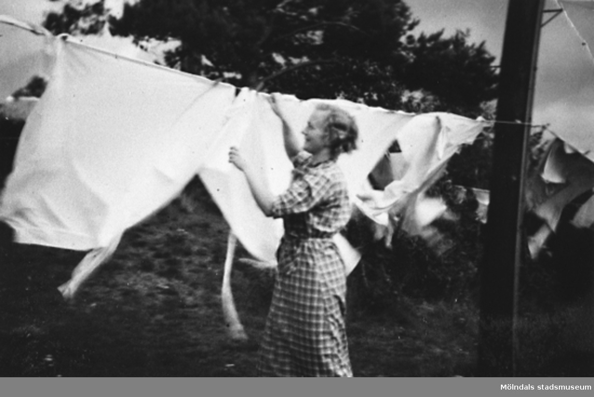 Rosa Krantz (gift Pettersson) hänger tvätt utanför personalbostaden på Stretered, 1922-1925.