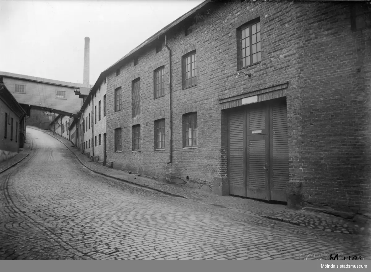 "Gamla Kråkan", även kallad Kråkliden och Kvarnbygatan, år 1921. Delbancos oljeslageri ses till höger.