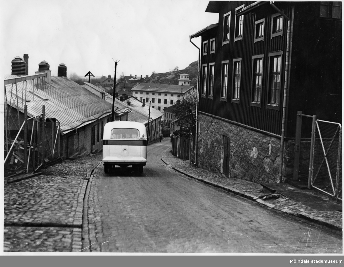 Bussen kör nerför "Kråkan" (Kvarnbygatan), år 1936. Observera att det är vänstertrafik. Gamla stadshuset (idag: Gamla torget 43) ses i bildens mitt.