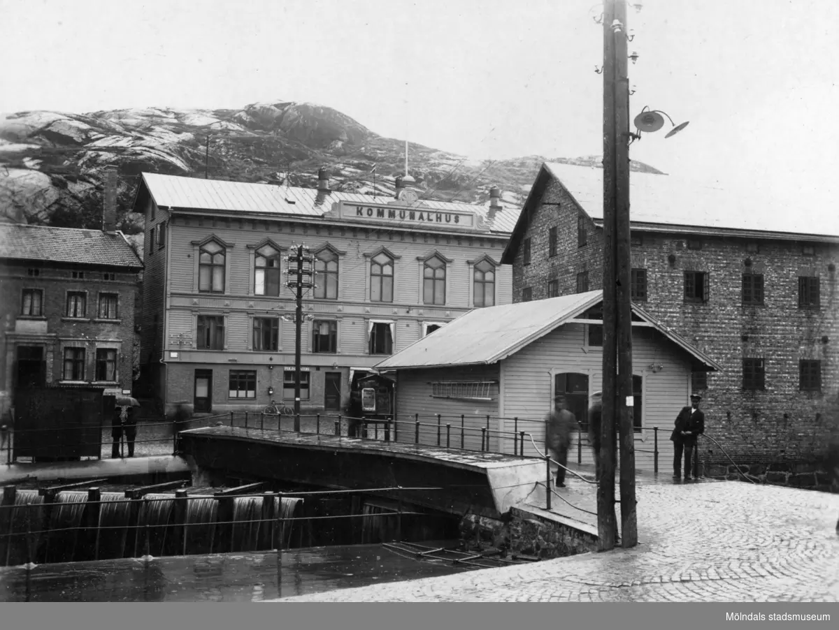 Mölndals fisketorg "Fiskeflôten", Forsebron, Spruthuset och kommunalhuset på Gamla torget, okänt årtal. Mölndalsfallet skymtar till vänster i bild.