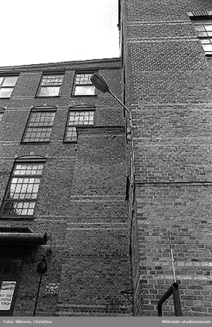 Werners fabriker i Annestorp, Lindome, hösten 1994. Byggnadsdetaljer: Fönster och lykta.