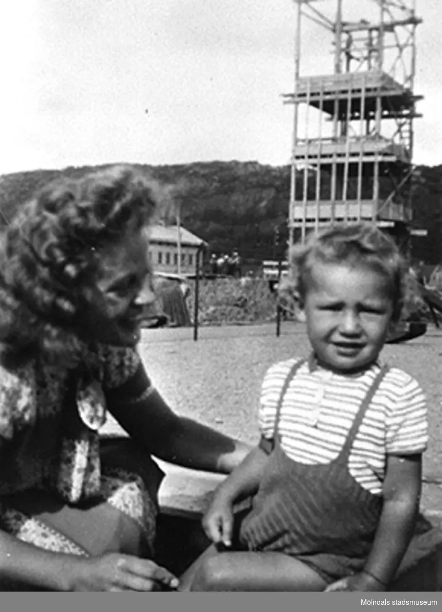 Praktikant Margit Emilsson (gift Wannerberg -52) med "älsklingsbarnet" Håkan Carlsson på Krokslätts daghem under Margits praktik som biträde: 1945-10-01 - 1946-08-01.