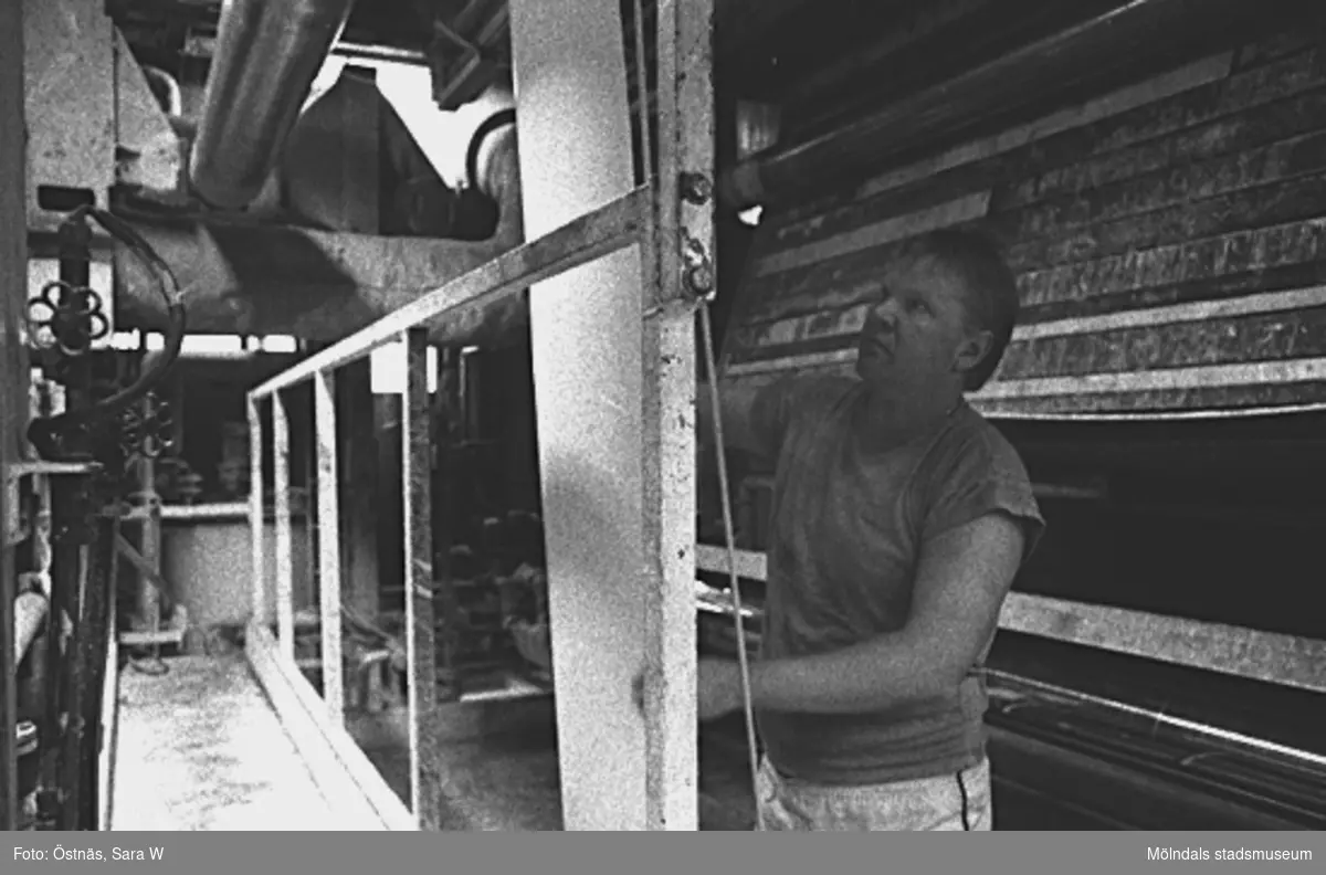 Kent-Erik Petterson i arbete, 1980-tal. 
Byggnad 6, spetsdragning, KM 2. Bilden ingår i serie från produktion och interiör på pappersindustrin Papyrus.
