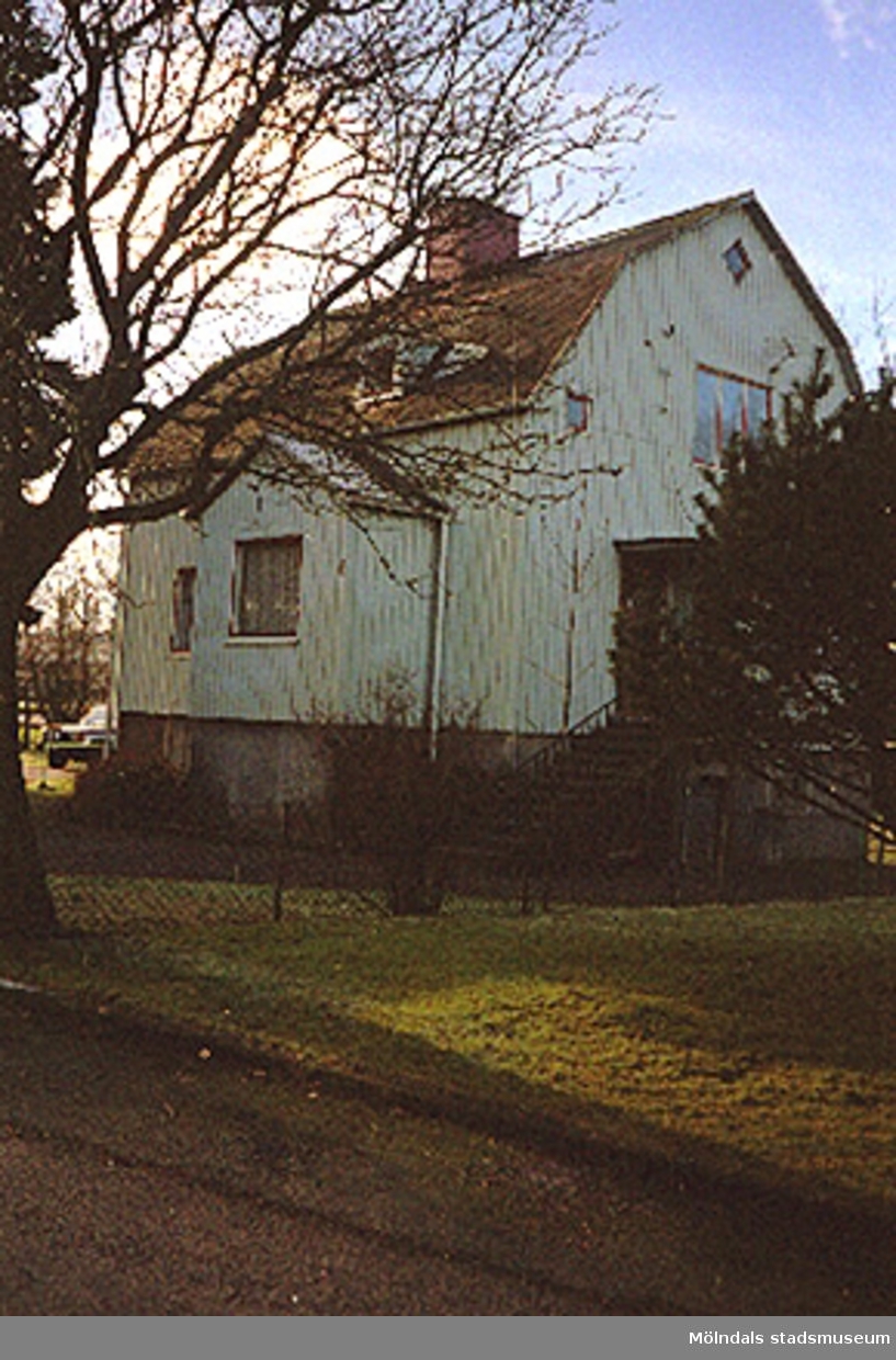Ett bostadshus.
Skedebrogatan 6, Åby 1:6, Forsåker februari 1995.