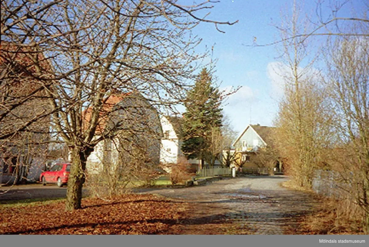 Ett bostadshus.
Skedebrogatan 6, Åby 1:6, Forsåker februari 1995.