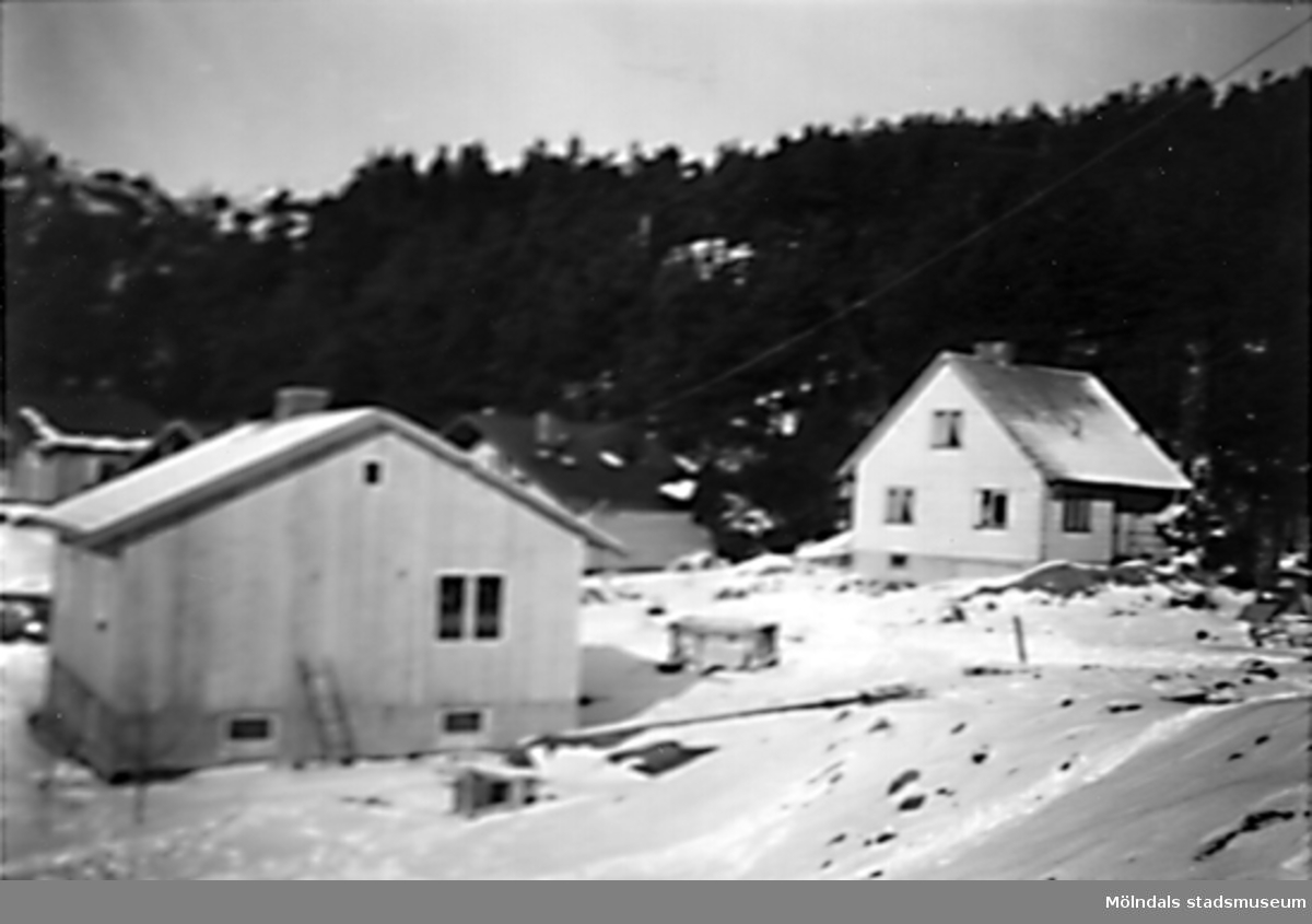 Två villor på Safjällsgatan 12 och 21 (givarens föräldrahem), vintern 1954-55.