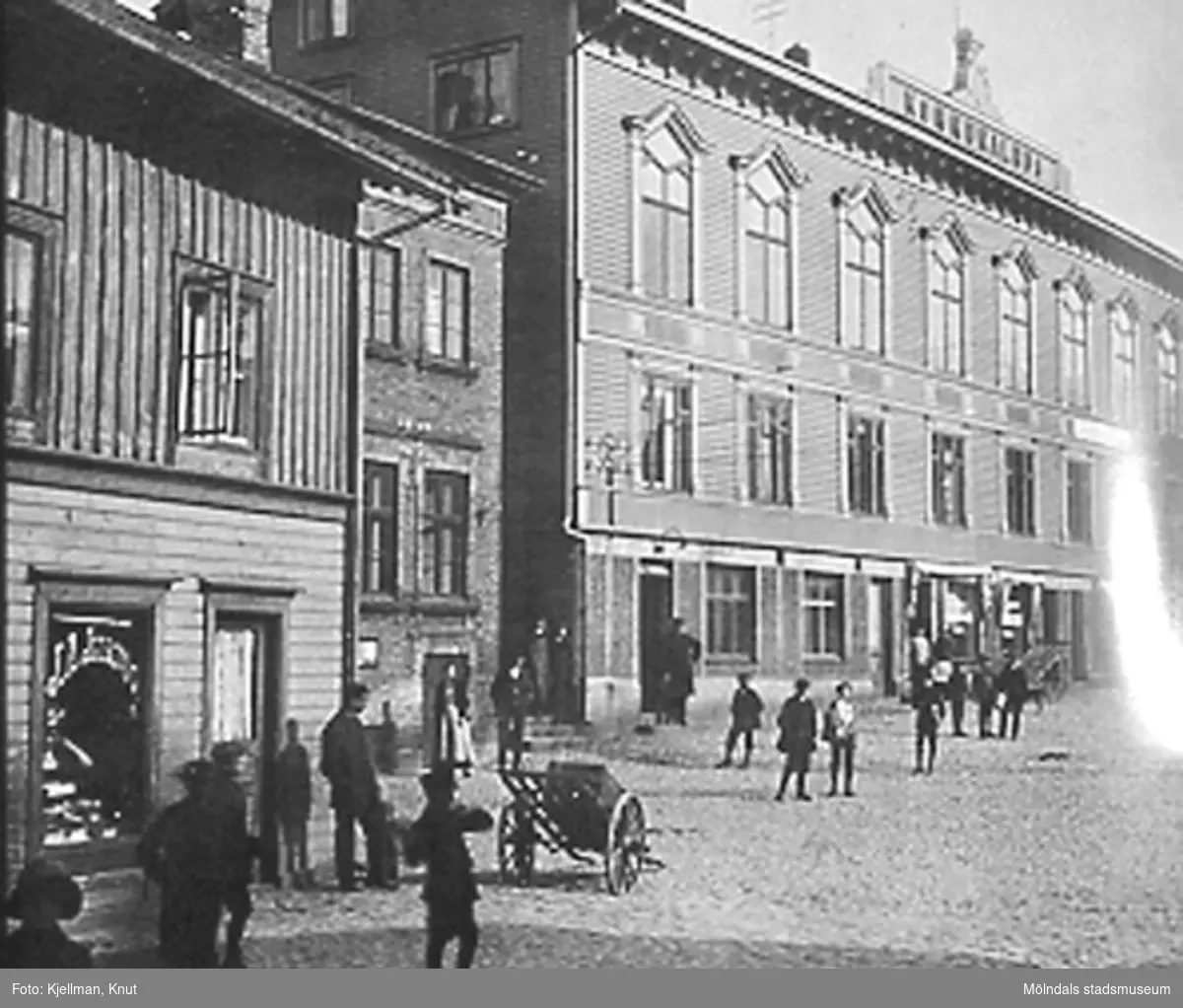 Kvarnbygatan 39, 41 (Viktualieföreningens hus) och 43 på Mölndals torg (senare: Gamla torget), okänt årtal.