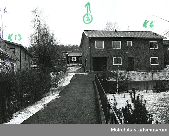Bostadshus på Fässbergsgatan 30B i Toltorpsdalen, 1970-tal. Till vänster i bild syns bostadshuset på Lyckogatan 4A.