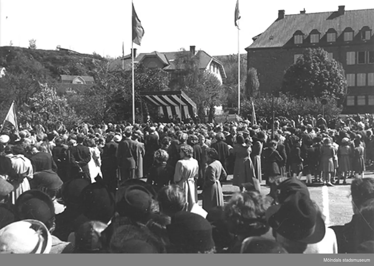 Invigning av Gunnebo slott den 16 maj 1952 på Nya torget i Mölndal. Kung Gustav VI Adolf  (1882 - 1973) inviger och firar. Huset till höger är Kvarnbyskolan. Till vänster därom ses Trädgårdsskolan (även kallad Träskolan). I bakgrunden ses Störtfjället.