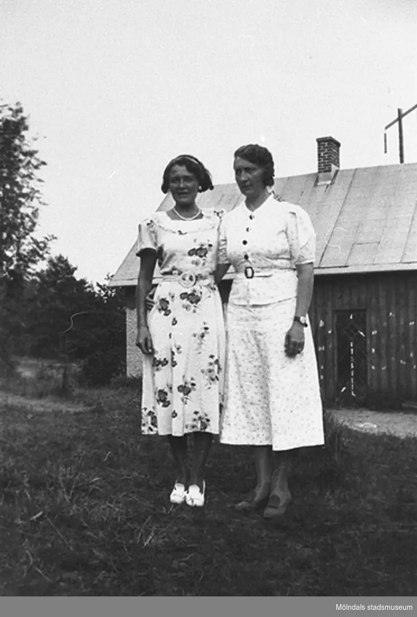 Sommar i Lindome i början av 1940-talet. Karin Hasselberg till vänster och Anna Larsson, född Hasselberg, till höger. Båda systrarna hade arbetat som vårdarinnor på Stretereds skolhem i Stretered, Kållered.