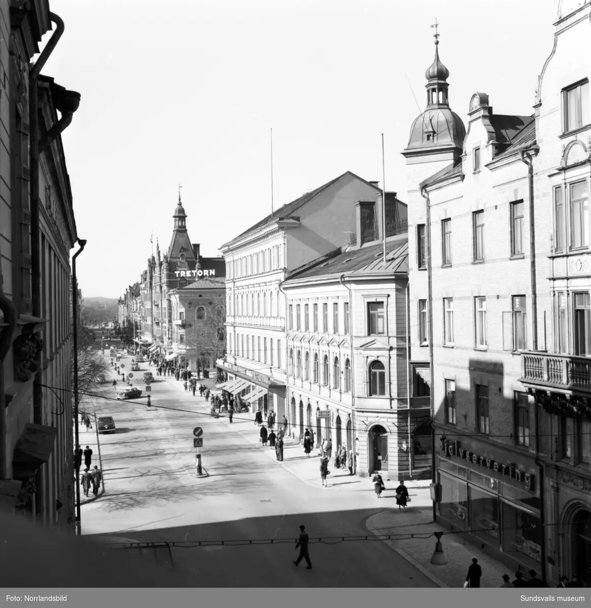 Vy över Storgatan taget från hotell Knausts balkong. Folkvimmel och butiker som Heselius, Ålunds kläder, med flera.