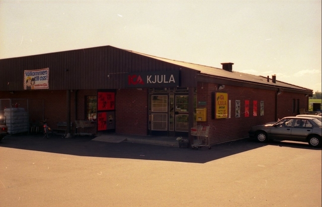Posten i Kjula. Inlämningspostställe till och med 1985. Inrymt i
butiken ICA Kjula. Postluckan är insprängd bland varorna.Postadress
var Eskilstuna sedan den 1/3 1956 då poststationen indrogs. Tiden
fram till  den 1/4 1980 hade orten postombud.