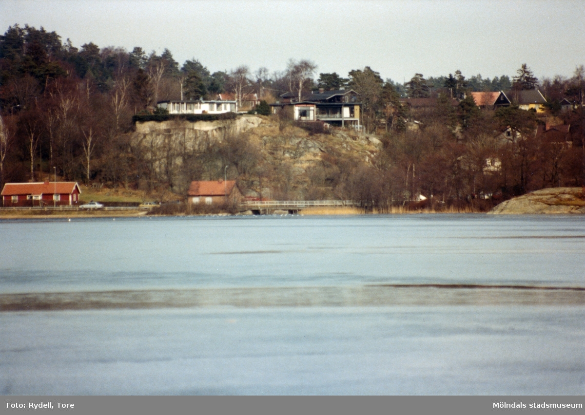 Vy över Stensjön mot Gunnebobro i Mölndal på 1970-talet. Till vänster ses John Halls väg 5, rött hus. I fonden ses bebyggelse i Sjövalla.