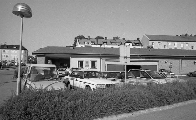 Brevbärarbilar vid en postanstalt. I bakgrunden ses lastkajen.
Tillhör en dokumentation av en lantbrevbärare i trakten av
Valdermarsvik av fotograf Ove Kaneberg.