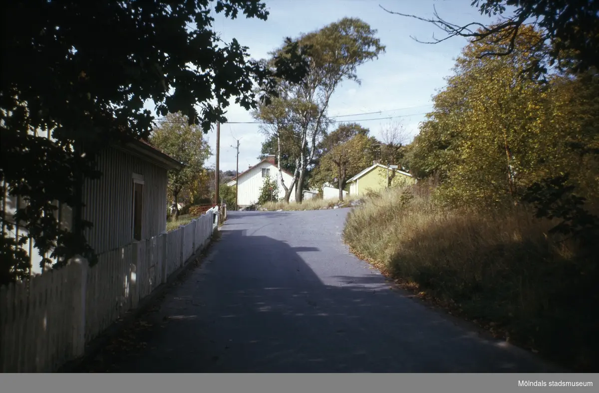 Vy från Ormåsgatan i Mölndal, 1970-tal. Skräddaregatan går in till höger lite längre fram.