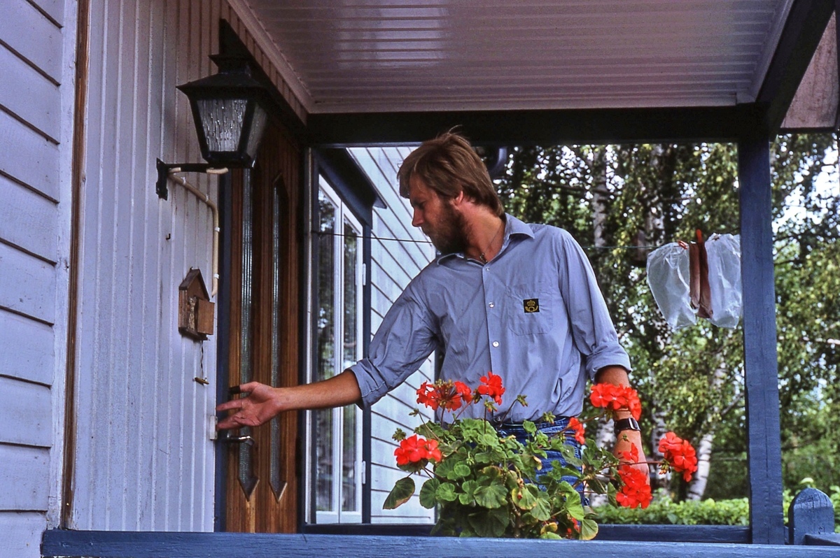 Lantbrevbäraren Mikael Mattsson gör ett besök i Kullbacken. Han ringer på husets dörr.