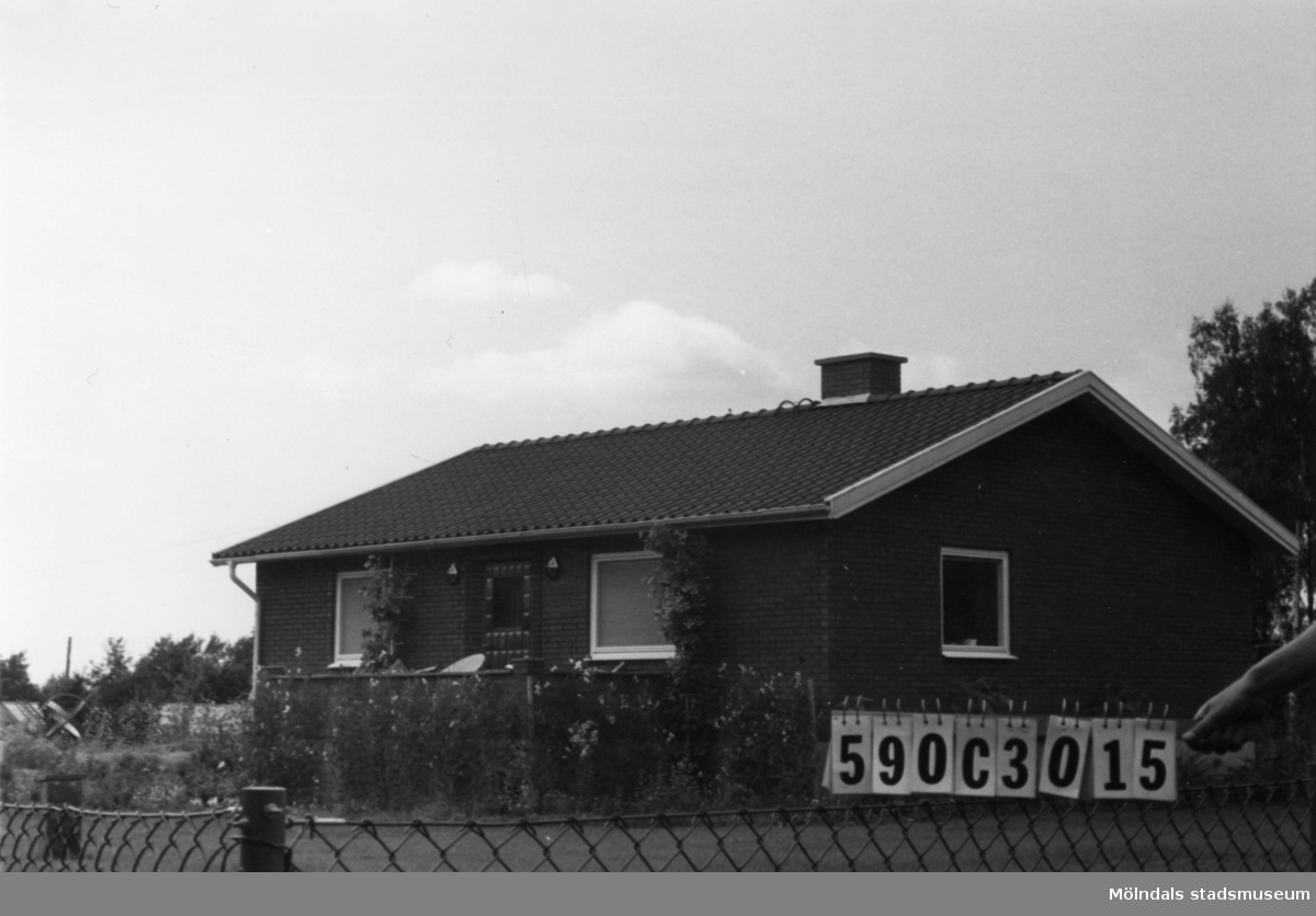 Byggnadsinventering i Lindome 1968. Torvmossared 1:45.
Hus nr: 590C3015.
Benämning: permanent bostad.
Kvalitet: mycket god.
Material: rött tegel.
Tillfartsväg: framkomlig.
Renhållning: soptömning.