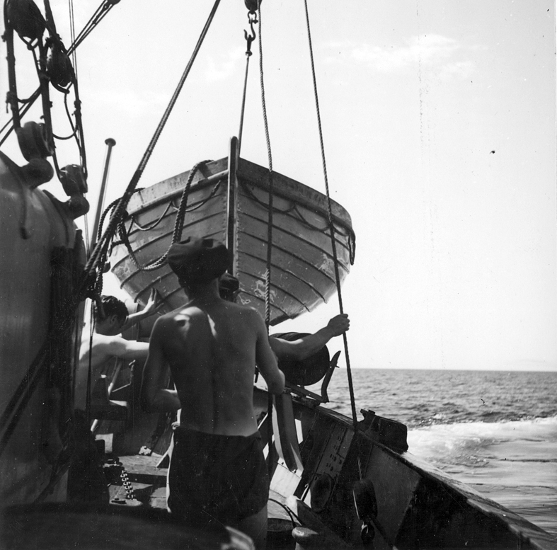 Båten sätts i sjön. Fil lic Gunnar Jonssons undersökningsresa till Västkusten juni 1940.