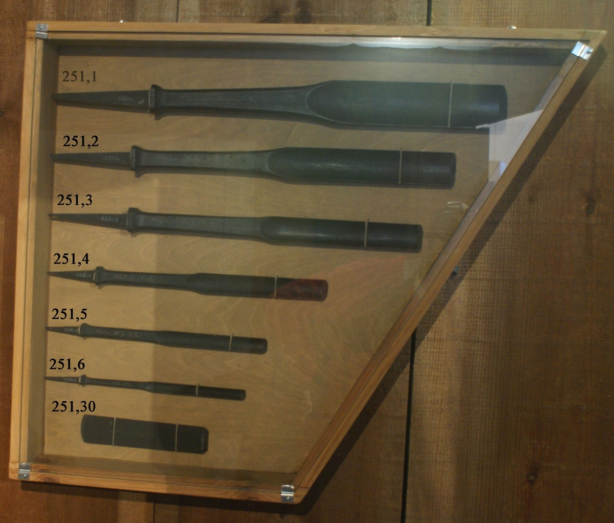 Blockmakareskölp. Timmermans- och Blockamakareverktyg modeller av trä, svartmålade, samt spik för örlogsvarvet i Karlskrona år 1829.