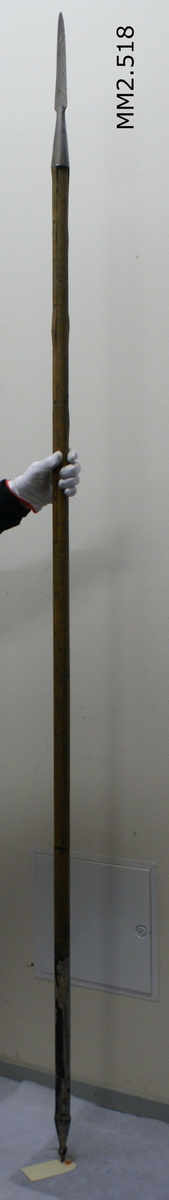 Änterpik för svenska flottan (1700-talet). Skaftet av trä med dobbsko av järn. Sekundär märkning gjord av SMG "D505".