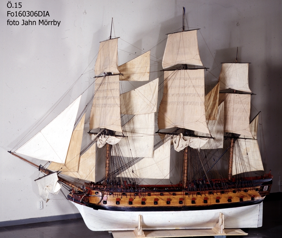Fullriggad modell med segel, 60 kanoner. Restaurerad och kompletterad. Modellen återger den serie om tio linjeskepp av Kronprins Gustaf Adolf-typ som byggdes efter ritningar av F H af Chapman i Karlskrona 1782–85.