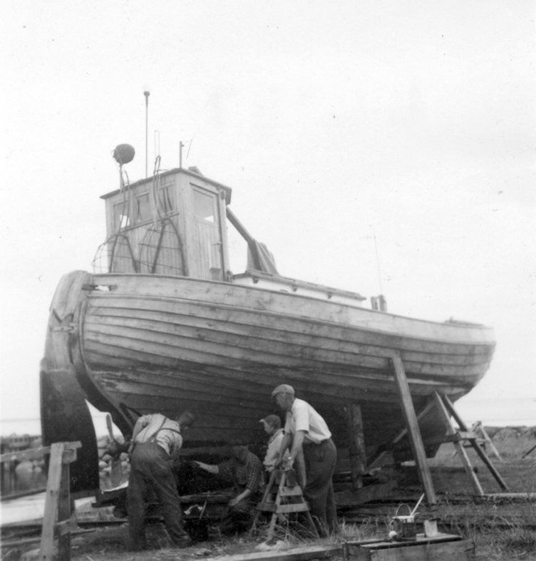 Småland, Kalmar. Stensö. Fiskebåt av kostertyp, bygd i Hällevik, Blekinge, 1950 för 15000 kr. L 33 fot, 23 hkr motor. de flesta fiksebåtar här på kusten bygges numera i Blekinge, sade ägarna, som höll på att stoffa sin båt.
