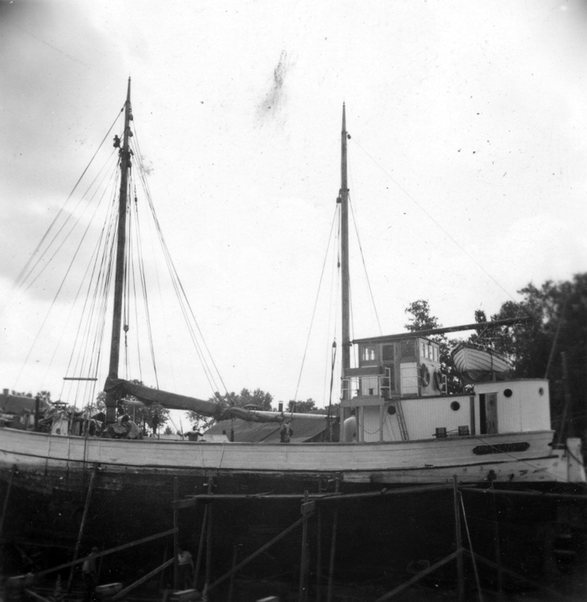 M/S Don Carlos från Säffle i dockan för reparation, akterskeppet, aug 1954.