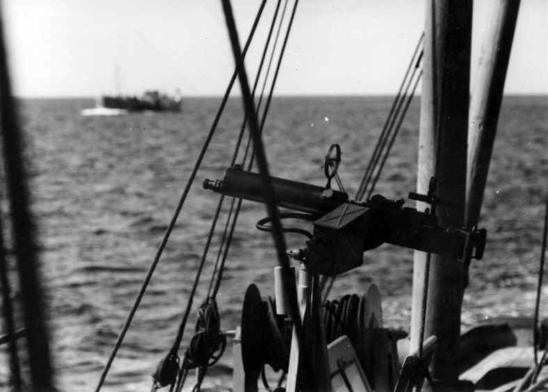 Göteborgs Örlogsdepå. HM Hjvb 384. fartygets Lv ksp M/36 uppställd på maskinkappen mellan skorstenen och aktra masten. Fil lic Gunnar Jonssons undersökningsresa till västkusten juni 1940. 89.