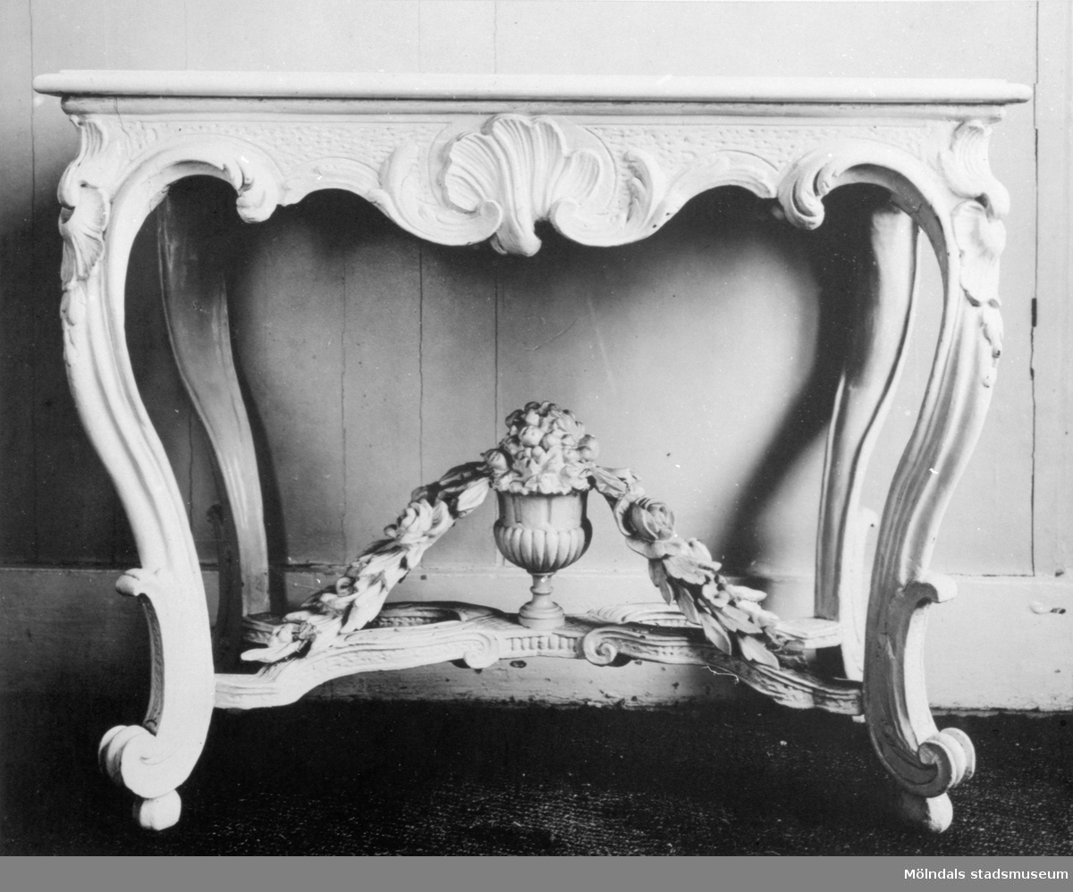 Dekorerat, vitmålat bord, Gunnebo slott 1930-tal.