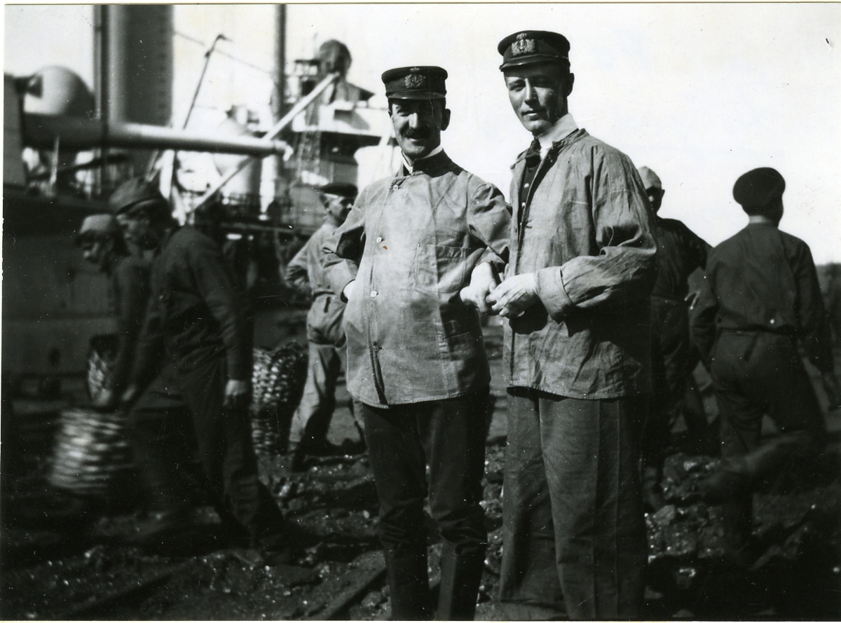 Pansarkryssaren Fylgia under rekrytövningar 1912. Löjtnanterna G.E.R. Braunerhielm och N.H. Schollin under kolning.