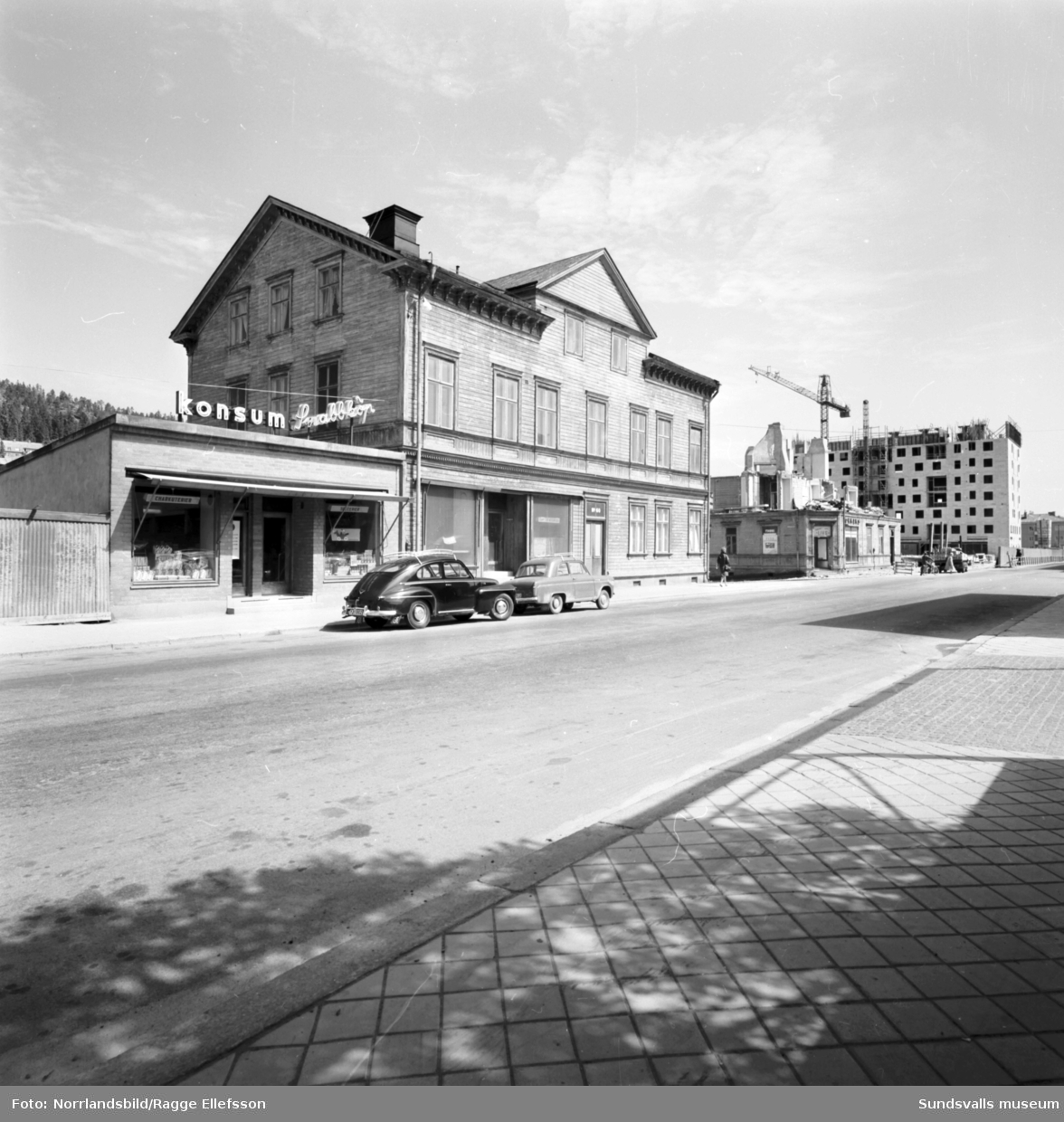 Gamla och nya hus i Sundsvall. Det byggs och rivs för fullt på Storgatan 52-58.