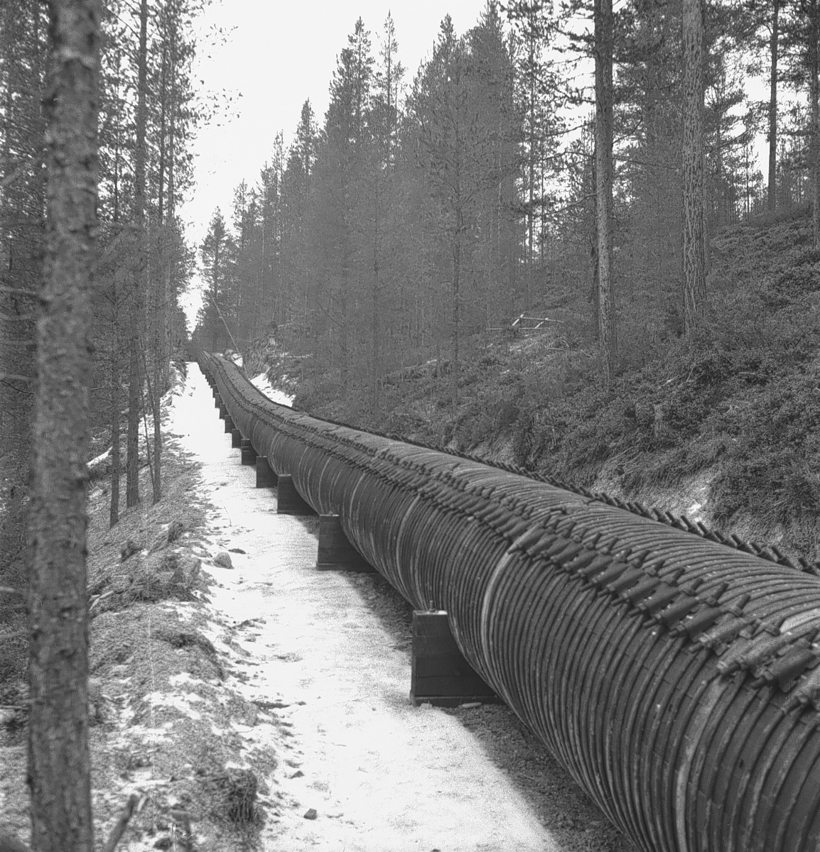 Nord Østerdal Kraftlag`s kraftstasjon i Sevilla, Alvdal, rørgate ...
