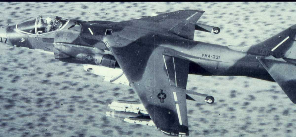 Amerikansk fly av typen AV-8B Harrier II med nr. VMA-331.
