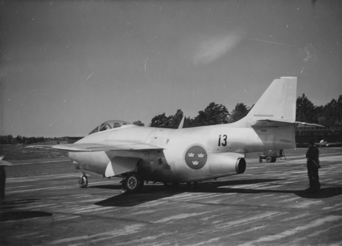 Flygplan J 29 Tunnan på flygfält på F 8 Barkarby. Flygplanet tillhörande F 13 Bråvalla flygflottilj.