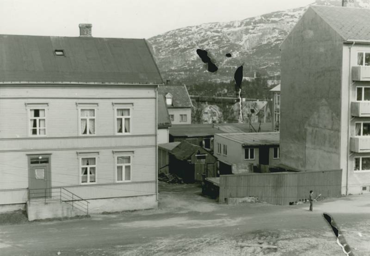Kirkegata 44 (Kommunisten). Til høyre Ofotveien 4.