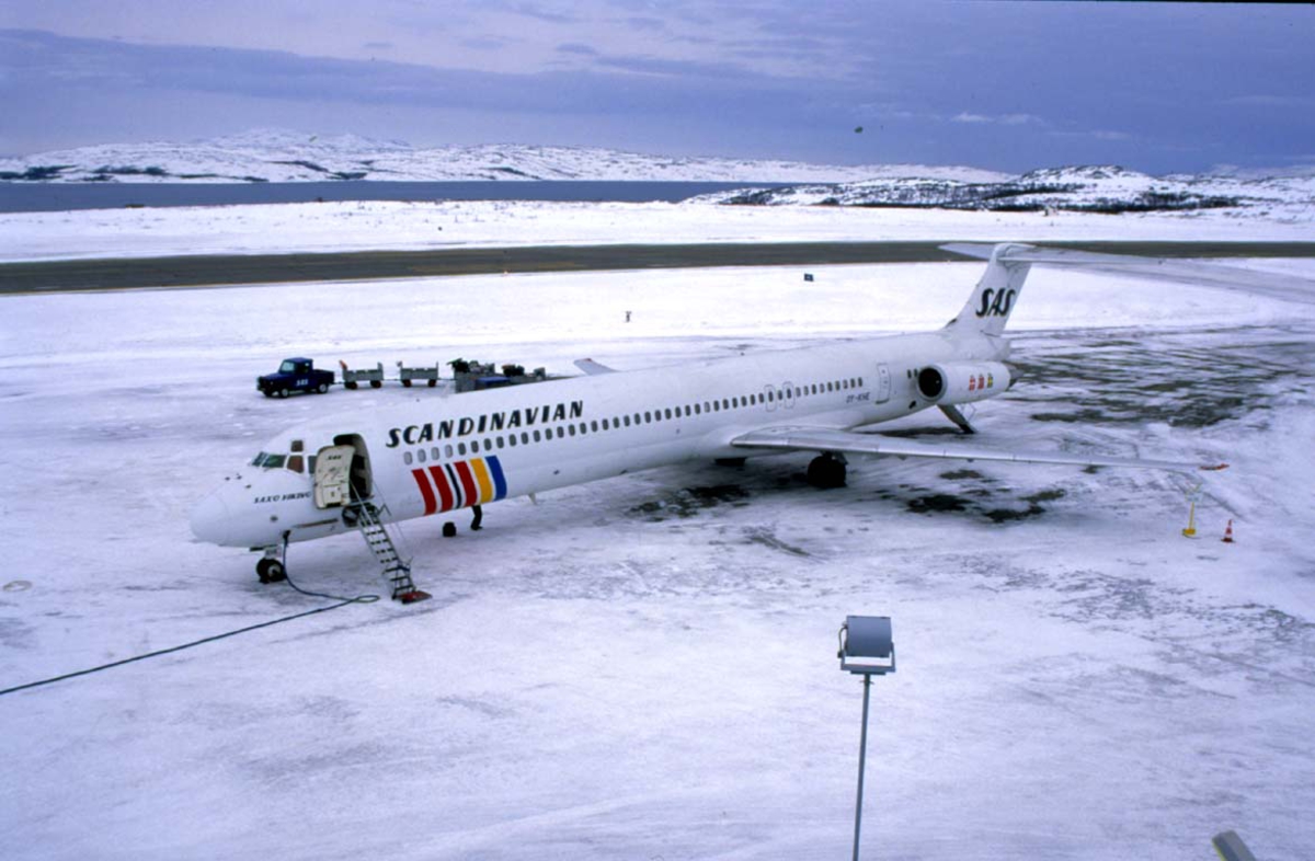 Lufthavn, 1 fly på bakken, 1 McDonnell Douglas MD-82 OY-KHE "Saxo Viking" fra SAS.